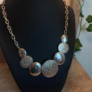 Liz claiborne silver circle pendant necklace